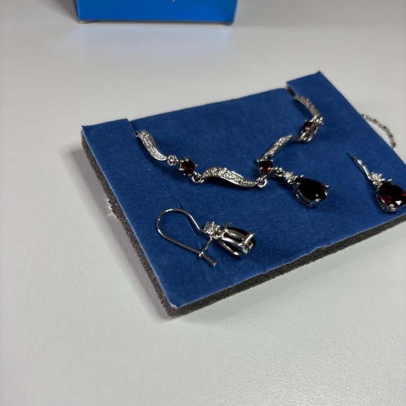 ✨ AVON Vintage January Birthstone Jewelry Gift Set – Garnet Look ✨ - Picture 3 of 5